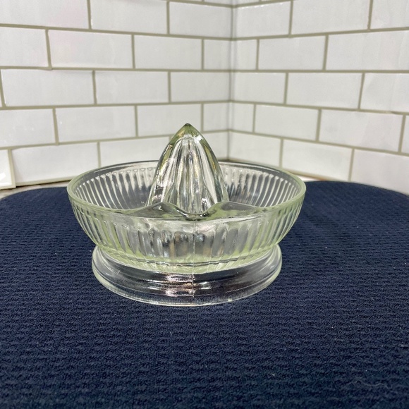 Vintage Clear Glass Hand Juicer Reamer Orange Lemon Citrus Juicer - Large - Picture 5 of 9